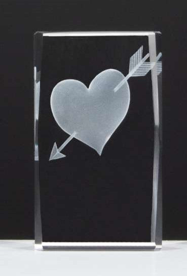 3D Herz mit Pfeil-Motiv im Glasblock