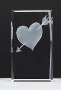 3D Herz mit Pfeil-Motiv im Glasblock